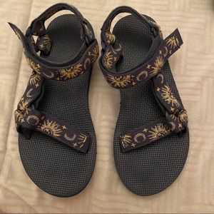Adorable patterned Teva’s